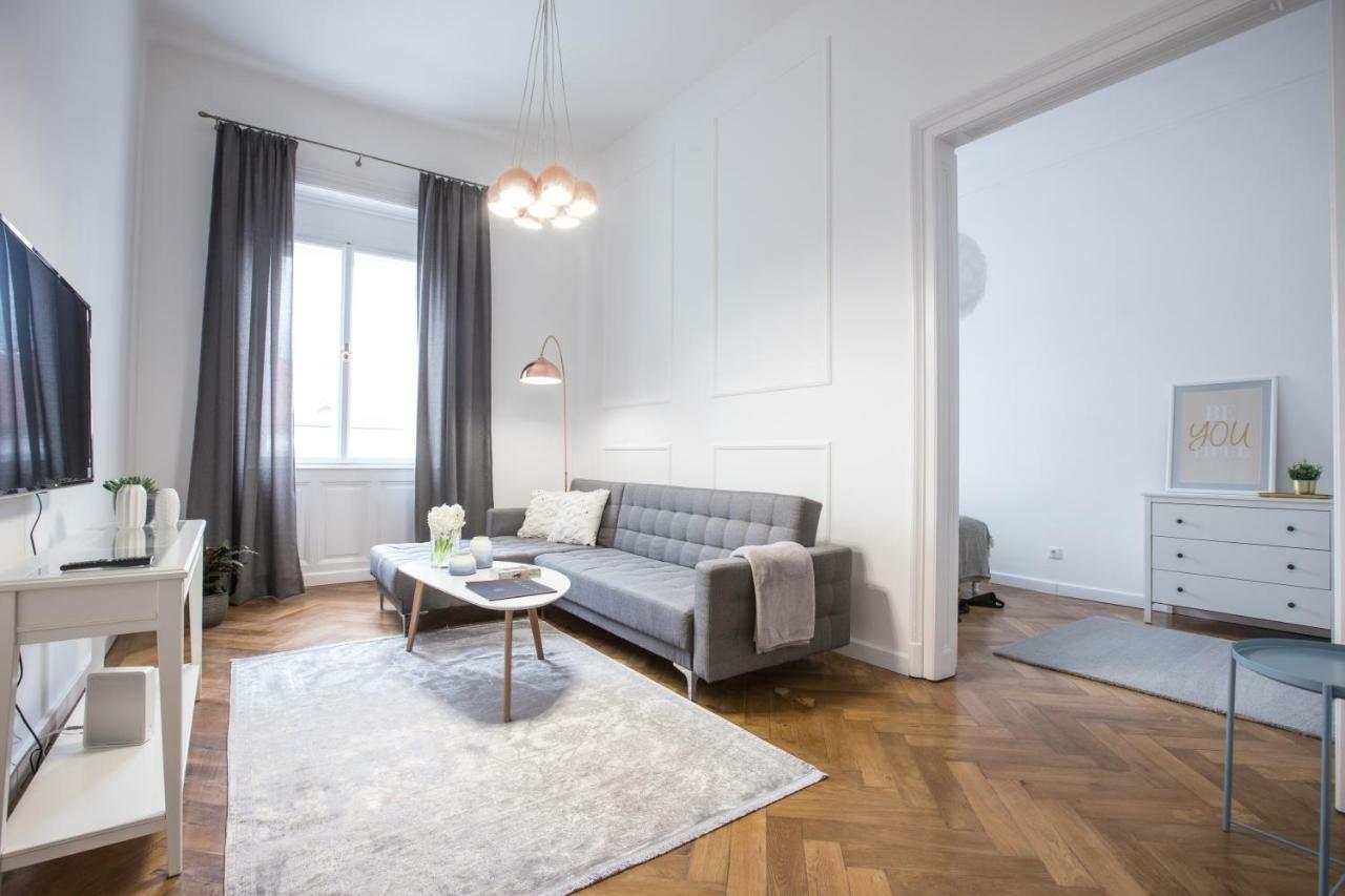 El Gusto Homes Town Шопрон Екстериор снимка